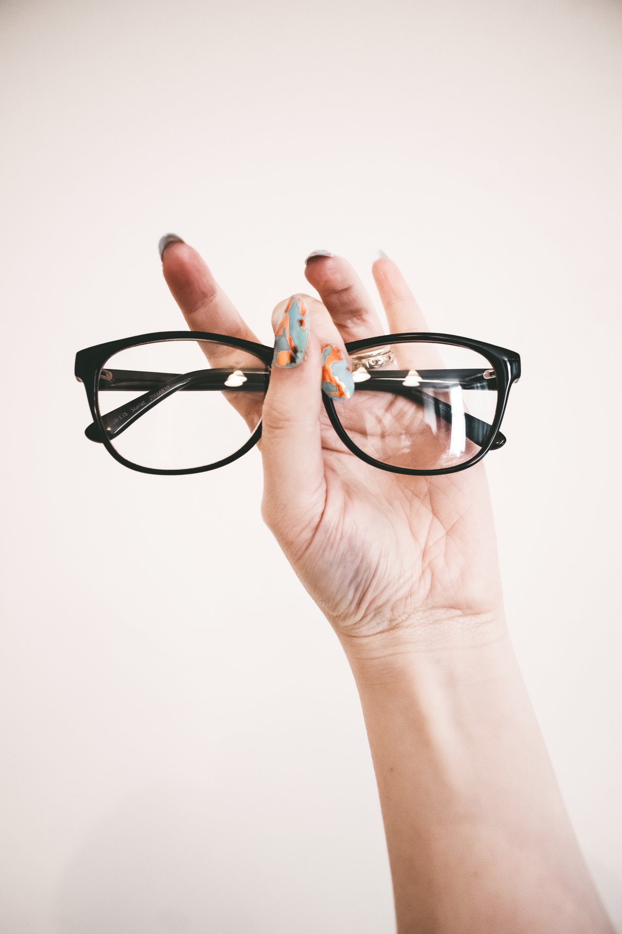 jak czyścić okulary z antyrefleksem
